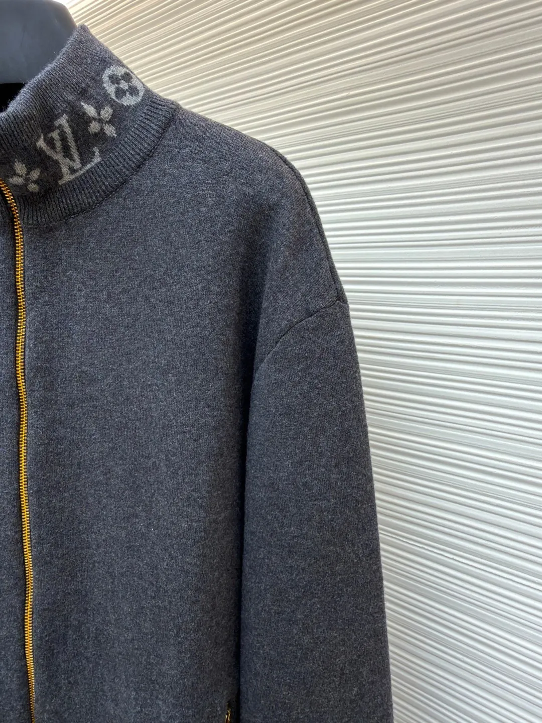 LOUIS VUITTON Wool knitted printed stand collar long sleeves ●Original version: purchased and developed by 16288 ●Item number: 1681616-C05 ●Fabric: wool blended fabric ●Technology: knitted ●Color: gray ●Version: fitted version ●Weight: about 665 grams ●Size: S-M-L-XL ●Description: Made of selected wool blended fabric, it feels soft and delicate and has good warmth retention. After special washing process, it presents a unique aged texture and soft color. The three-dimensional tailoring fits the body shape, and the stand-up collar design with smooth zipper closure makes it neat and stylish to wear. The collar and cuffs are decorated with the brand's iconic Monogram jacquard pattern, with exquisite details that highlight the brand's identity. The body of the garment adopts flat-turn open-stitching technology, the stitches are even and flat, and the lines are clear and smooth. The pockets on both sides are designed to be practical and beautiful, and the edges are reinforced to ensure durability. The ribbed design on the hem and cuffs is both windproof and warm and can modify your figure. The entire jacket embodies Louis Vuitton's ultimate pursuit of quality and craftsmanship from fabric selection, tailoring to detail processing. It not only retains the elegant style of classic items, but also incorporates modern design language, making it suitable for various occasions and showing a low-key and luxurious fashion attitude. The overall wiring is straight and delicate, the fabric is comfortable and soft, and the color is consistent without color difference. It can be matched with the same style to create a fashionable look and control various occasions. Customized accessories, complete with three standards, same style for men and women!